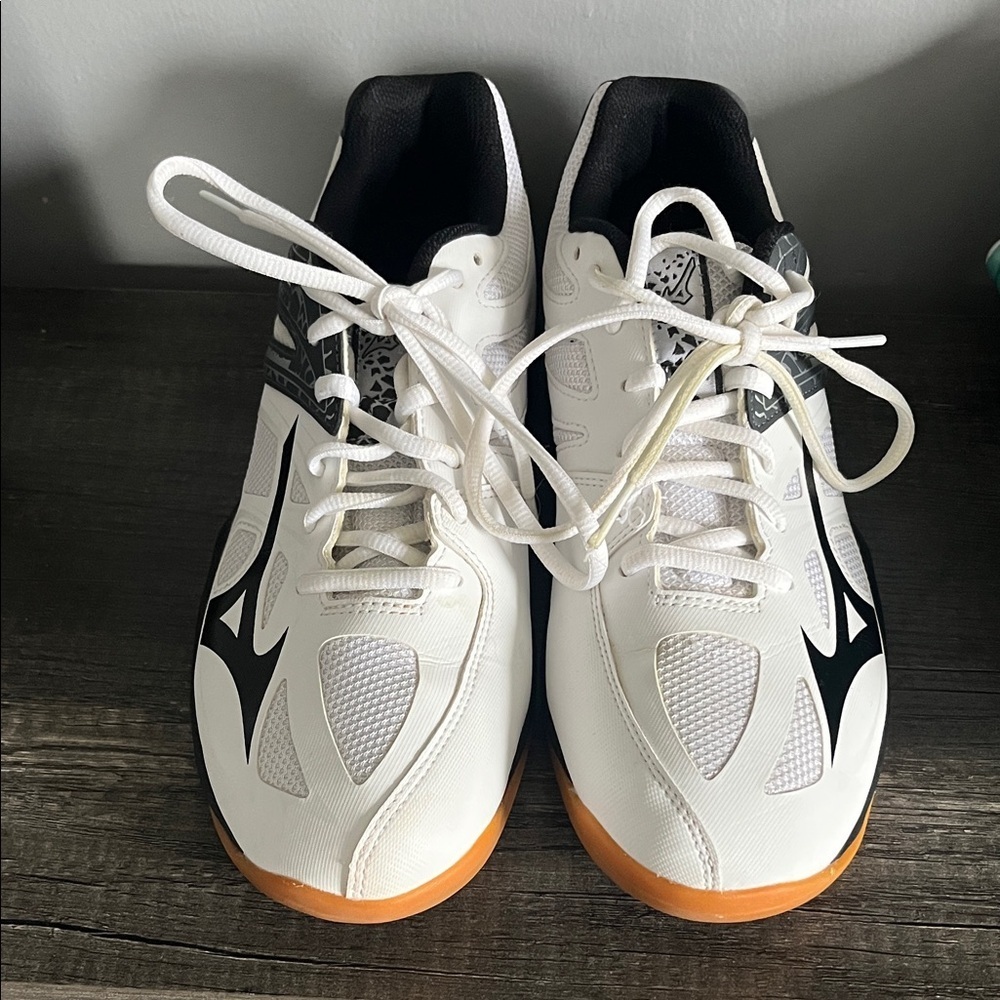 Men's White and Black Athletic Shoes with Orange Soles Size 8.5